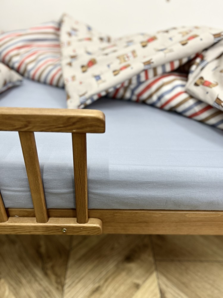 Prześcieradło dziecięce z bawełny premium – miękkie i oddychające, idealne do łóżeczka niemowlęcego.