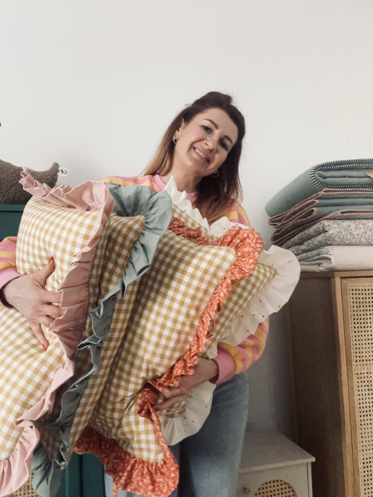 Poduszka dziecięca 50x35 cm w kratkę w miodowym kolorze z ozdobną falbanką, poszewka z wiązaniami, komplet z wkładem, szyta w Polsce.