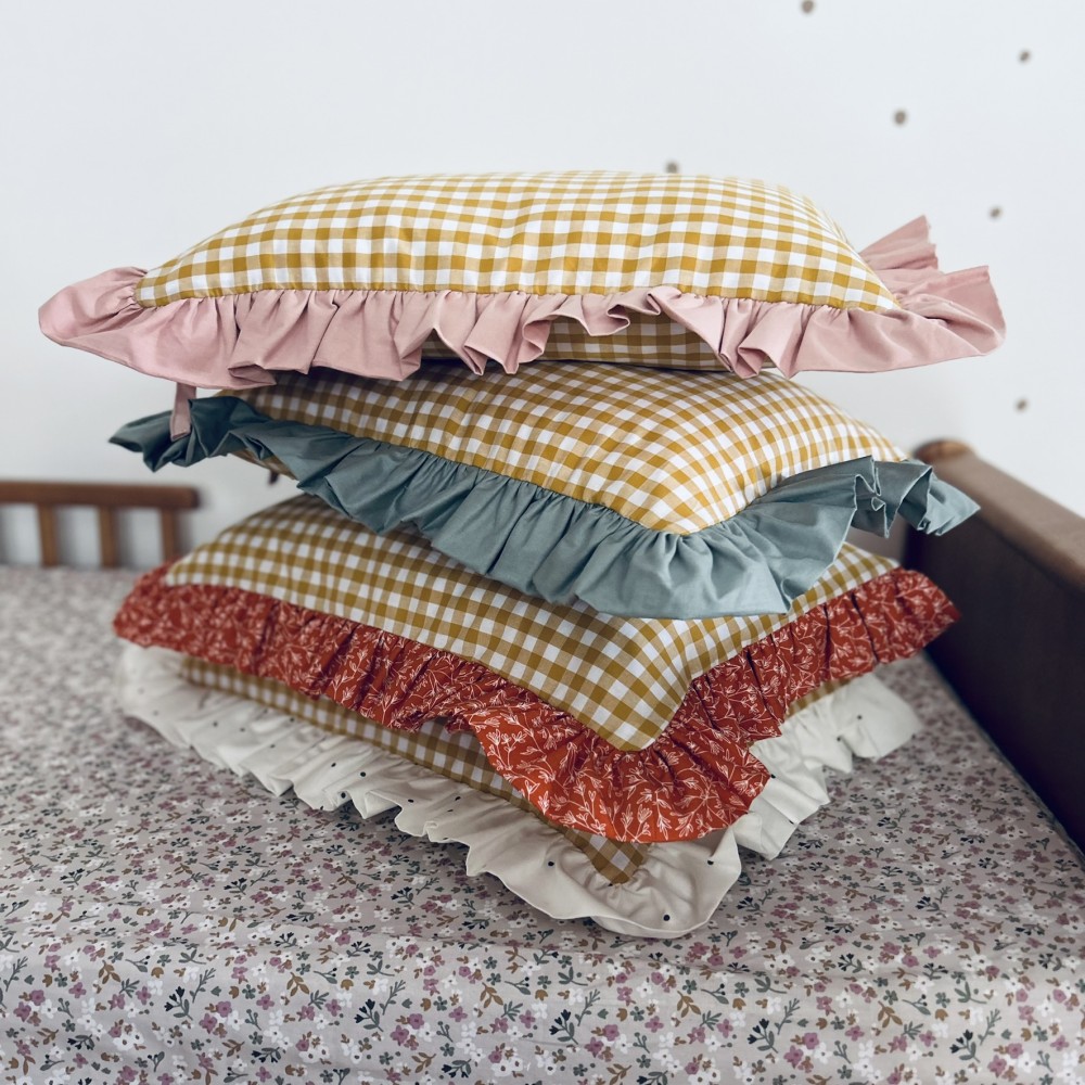 Poduszka dziecięca 50x35 cm w kratkę w miodowym kolorze z ozdobną falbanką, poszewka z wiązaniami, komplet z wkładem, szyta w Polsce.