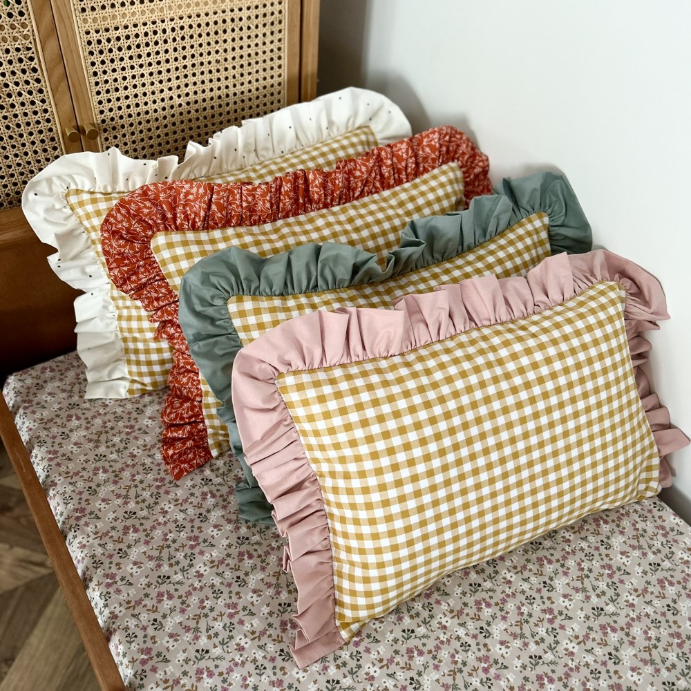 Poduszka dziecięca 50x35 cm w kratkę w miodowym kolorze z ozdobną falbanką, poszewka z wiązaniami, komplet z wkładem, szyta w Polsce.