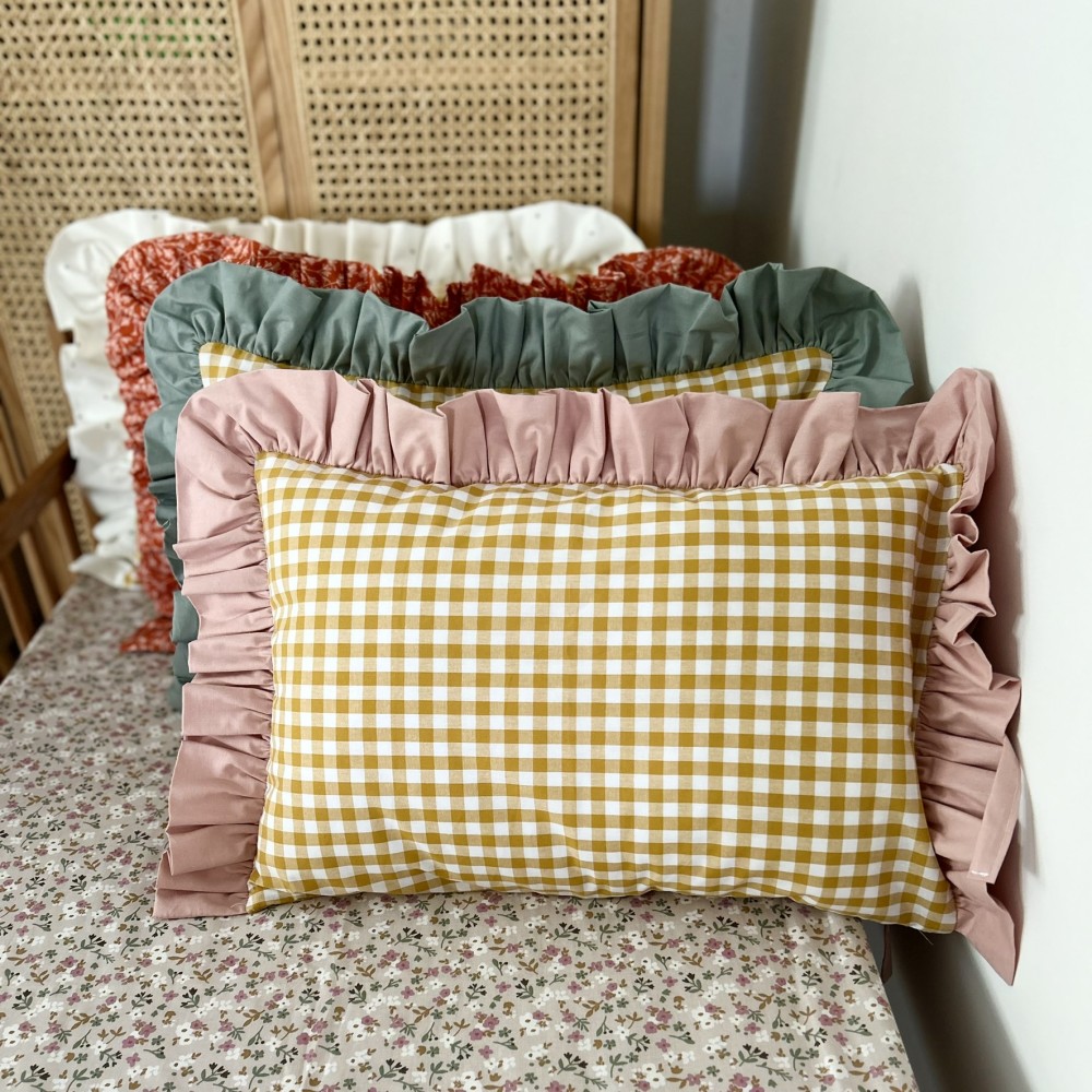 Poduszka dziecięca 50x35 cm w kratkę w miodowym kolorze z ozdobną falbanką, poszewka z wiązaniami, komplet z wkładem, szyta w Polsce.