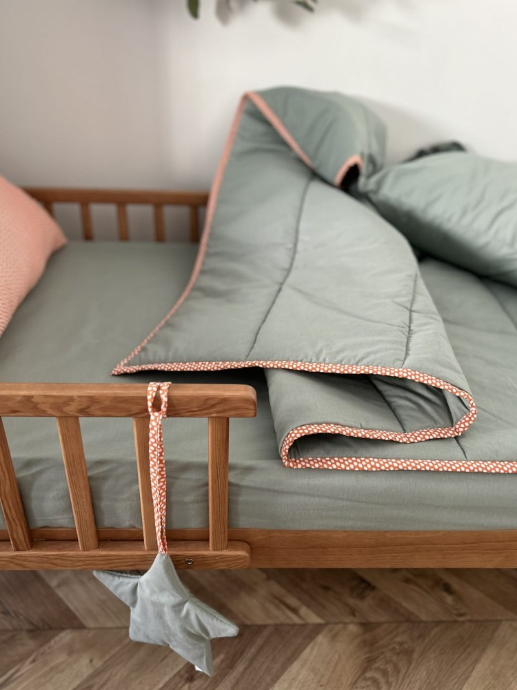 Pikowana narzuta na łóżko szałwia z lamówką 105x155cm