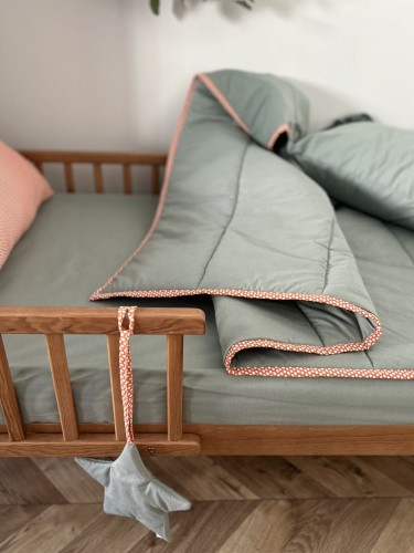 Pikowana narzuta na łóżko szałwia z lamówką 105x155cm