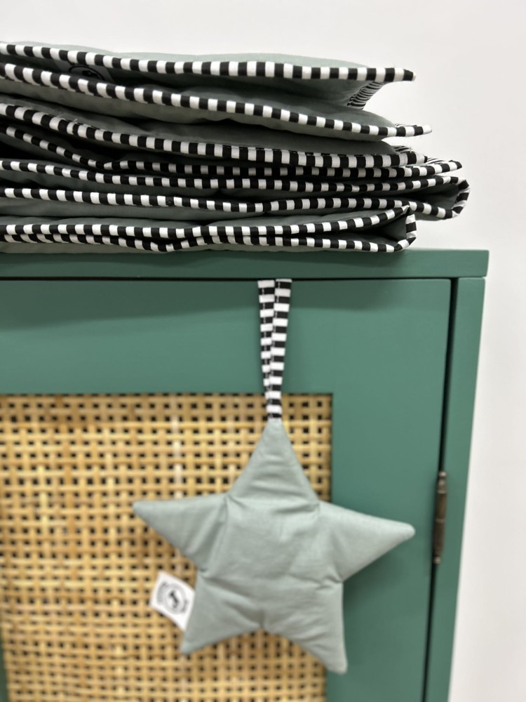 pikowana szałwiowa narzuta na łóżko