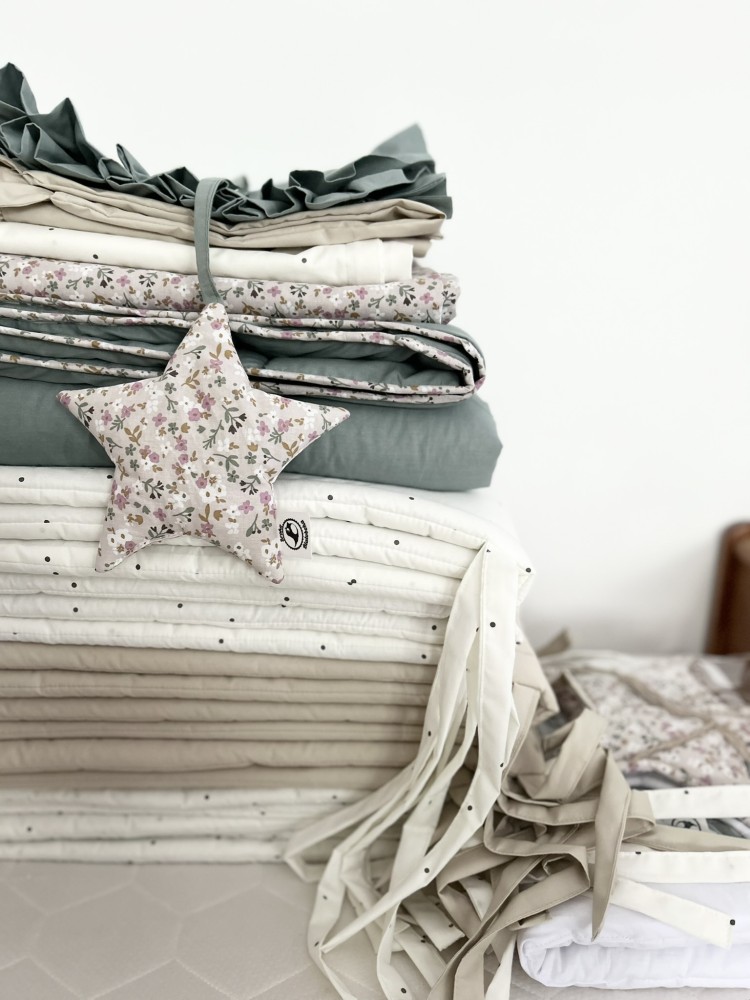 Pikowana narzuta na łóżko szałwia z lamówką 155x200cm