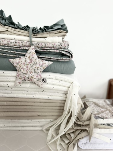 Pikowana narzuta na łóżko szałwia z lamówką 155x200cm