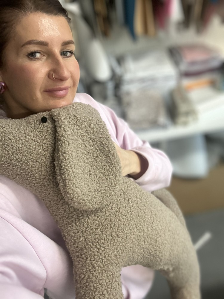 Poduszka jamnik handmade z tkaniny bouclé | Maskotka jamnik