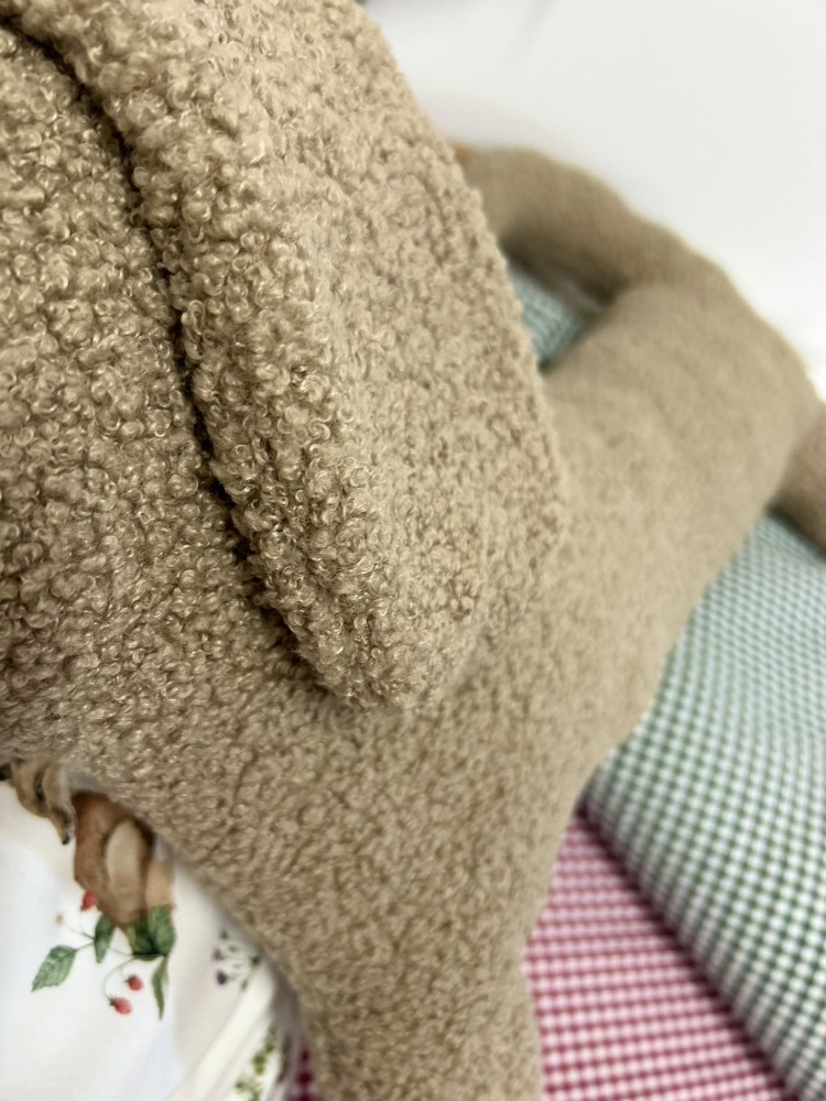 Poduszka jamnik handmade z tkaniny bouclé | Maskotka jamnik